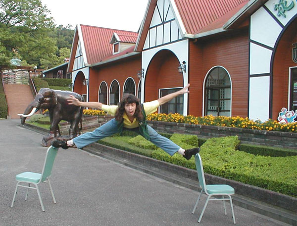 стойка на стульях