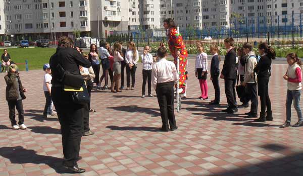 клоун на ходулях