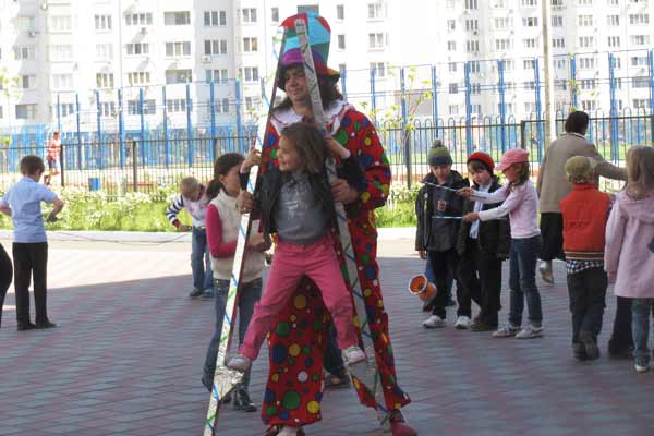 Дети на ходулях