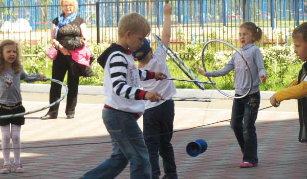 играют активно дети