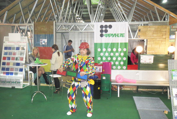 клоун с кирпичами