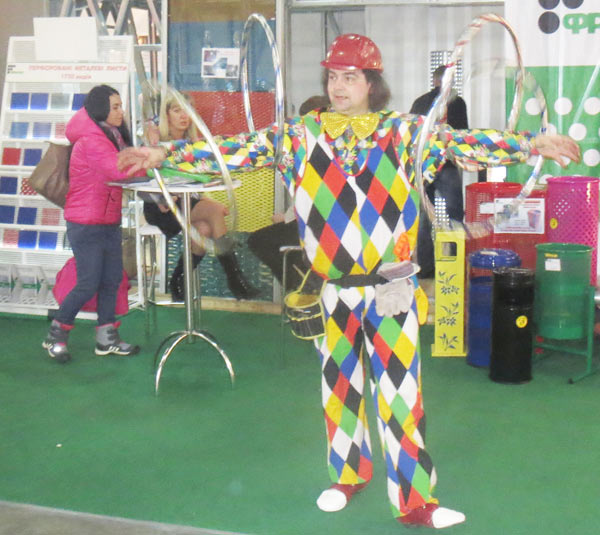 клоун с кольцами