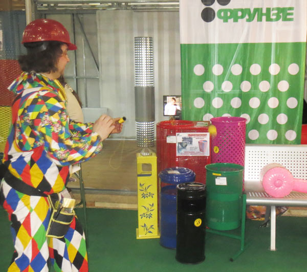 клоун на строительной выставке