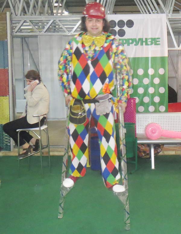 клоун на ходулях по выставке