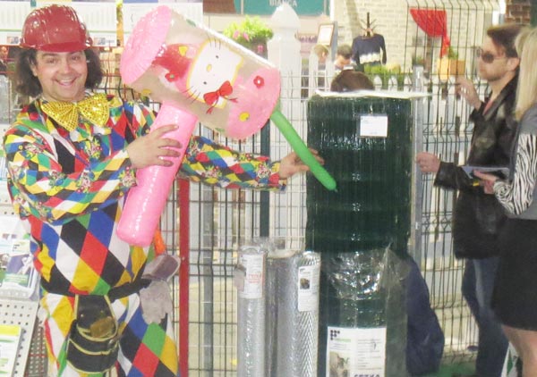 клоун с огромным молотком