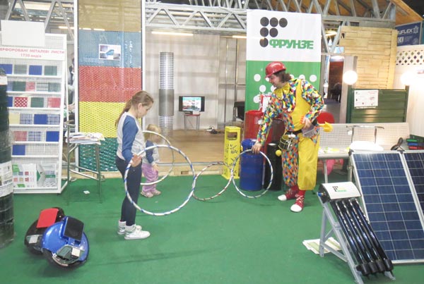 клоун с детьми на выставке