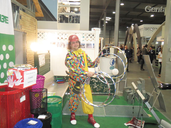 клоун с кольцами на выставке