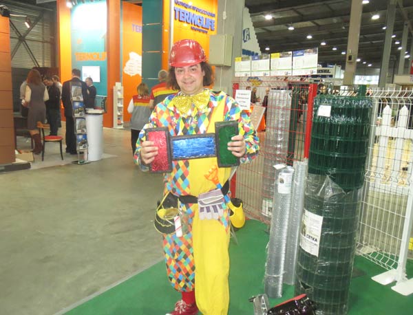 клоун с кирпичами на выставке