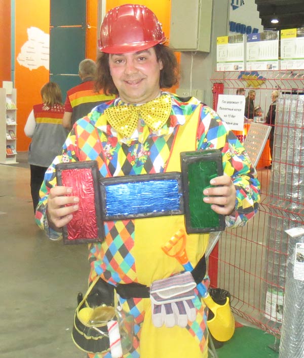 клоун и кирпичи