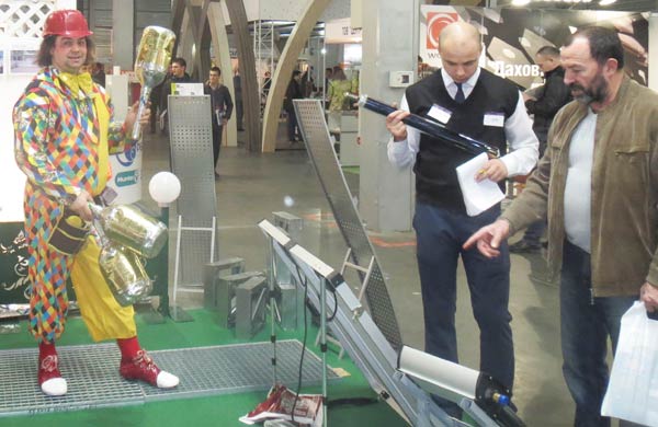 развлечение клоуна на выставке