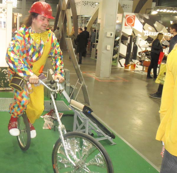 клоун на рекламной выставке