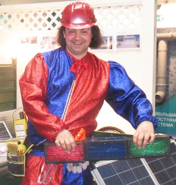 клоун строитель с кирпичами