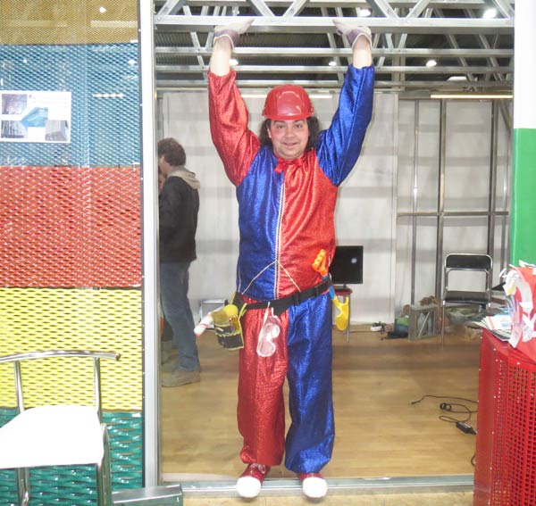 клоун и металоконструкция