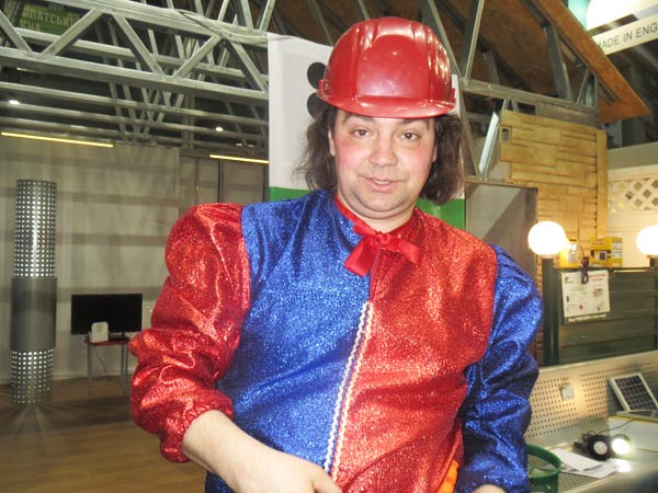 клоун в строительной каске