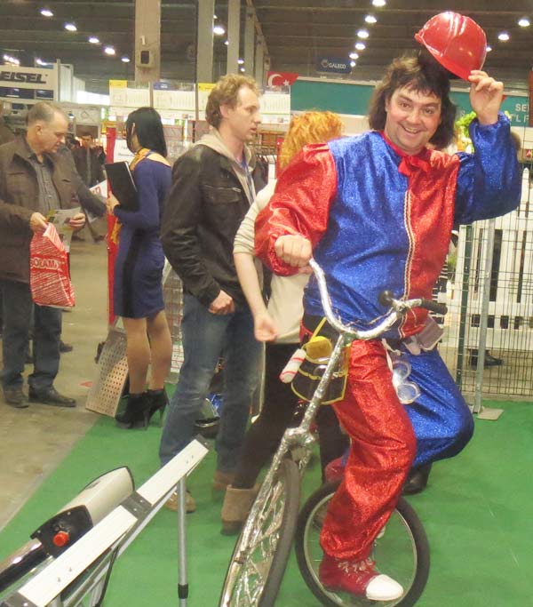 клоун в каске на строительной выставке