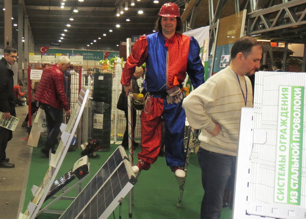 клоун на ходулях по выставке