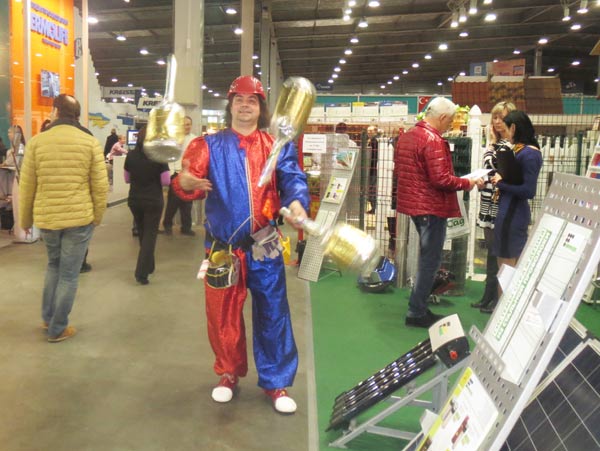 клоун жонглер на строительной выставке