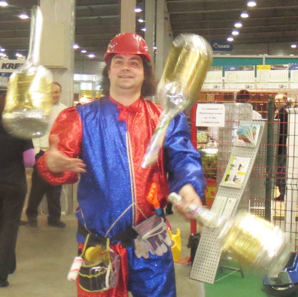 клоун с огромными булавами