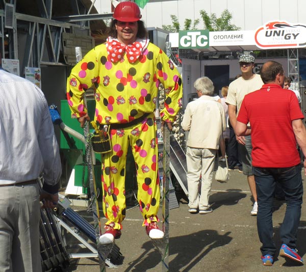 клоун на ходулях