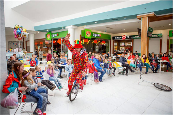 представление клоуна на моноцикле