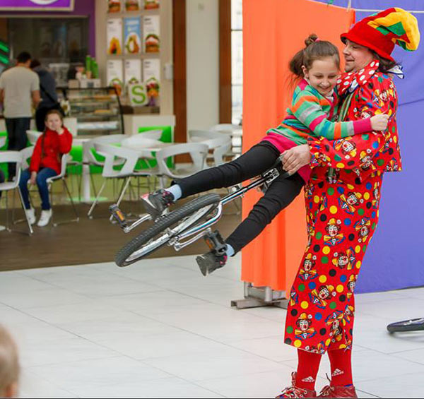 клоун завлекает ребенка