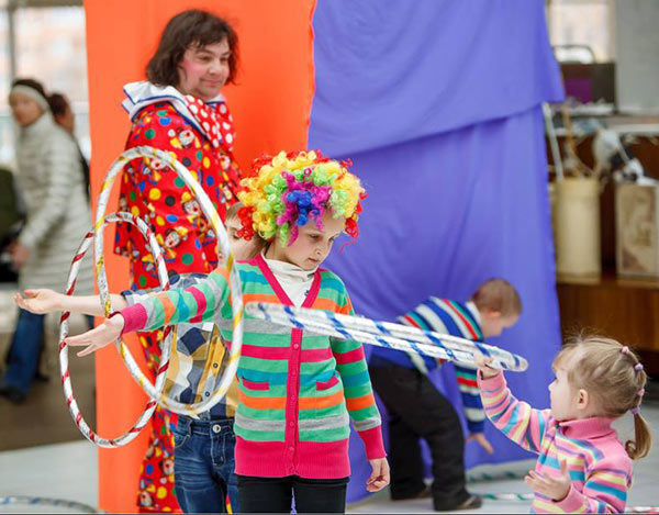 дети учатся крутить кольца