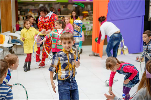 дети играют с клоуном