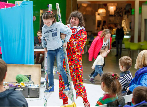 дети нга ходулях