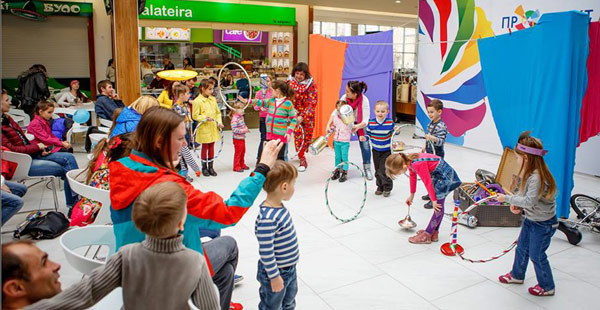 игры детей в торговом центре