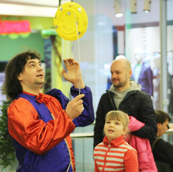 клоун крутит тарелочку