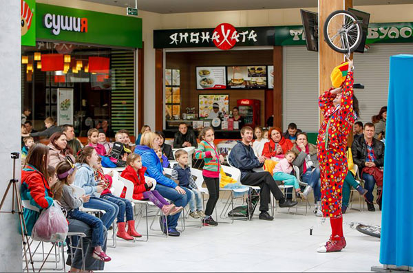 цирковой клоун в трц