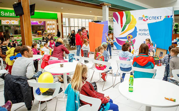 цирковое развлечение с клоуном