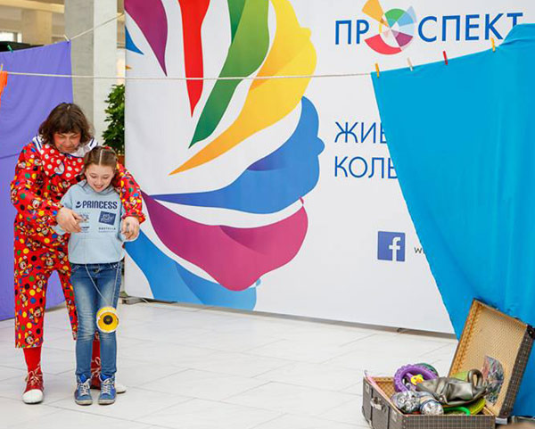 клоун обучает деитей жонглировать