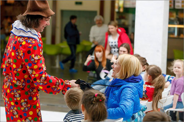 клоун развлекает посетителей трц