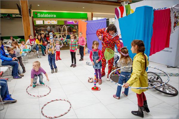 цирковой клоун с представлением