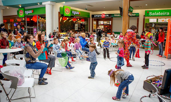 игры детей в трц с клоуном