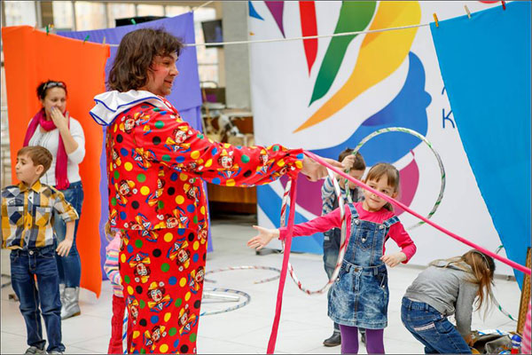 дети учатся крутить ленточку