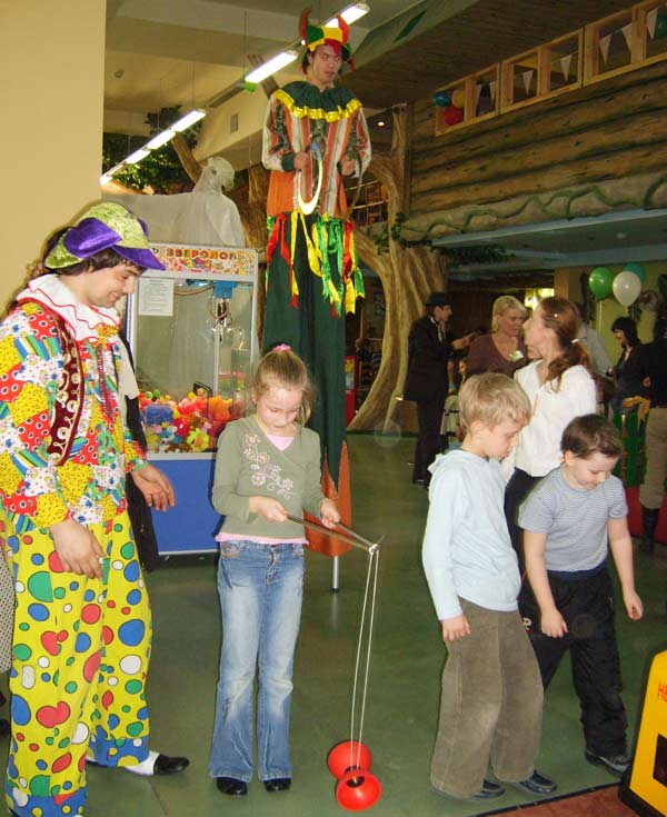 клоун учит детей жонглировать