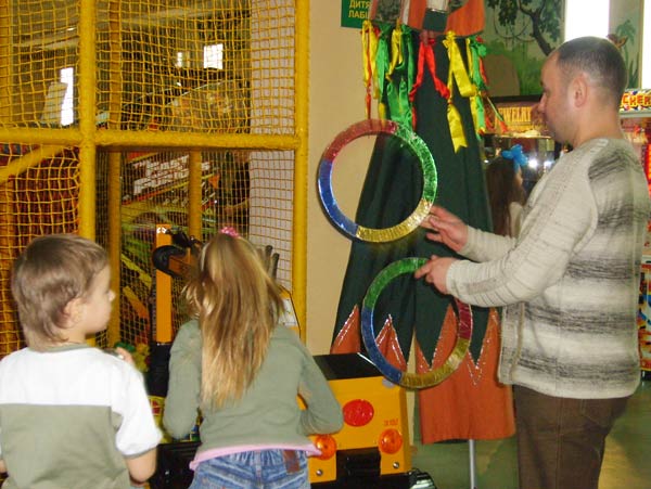 посетители жонглируют кольцами