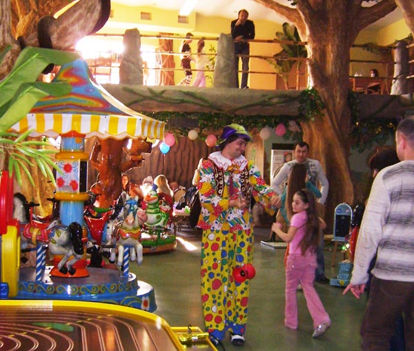 клоун жонглирует для посетителей