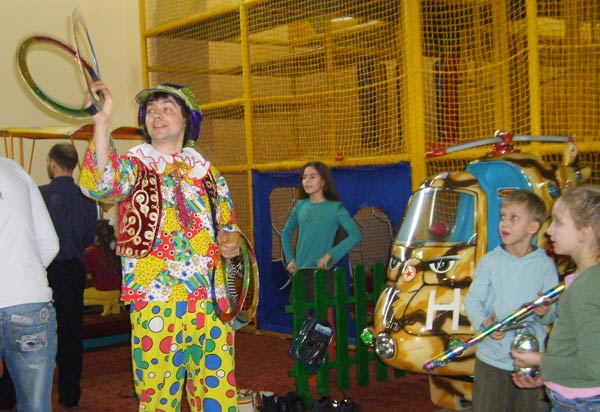 клоун жонглирует для детей