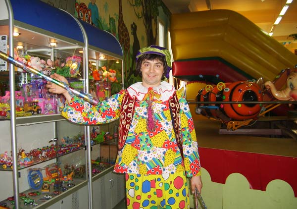 клоун с аттракционами