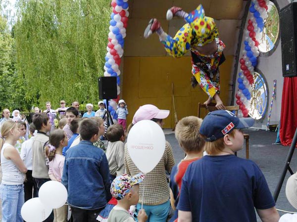 клоун эквилибрист на сцене