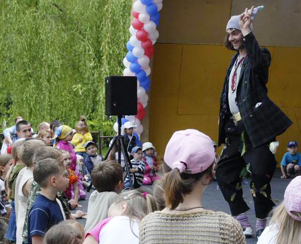 клоун танцует