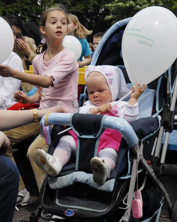 дети с шариками от клоунов