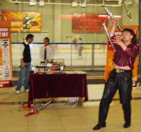 жонглер булавами с киева