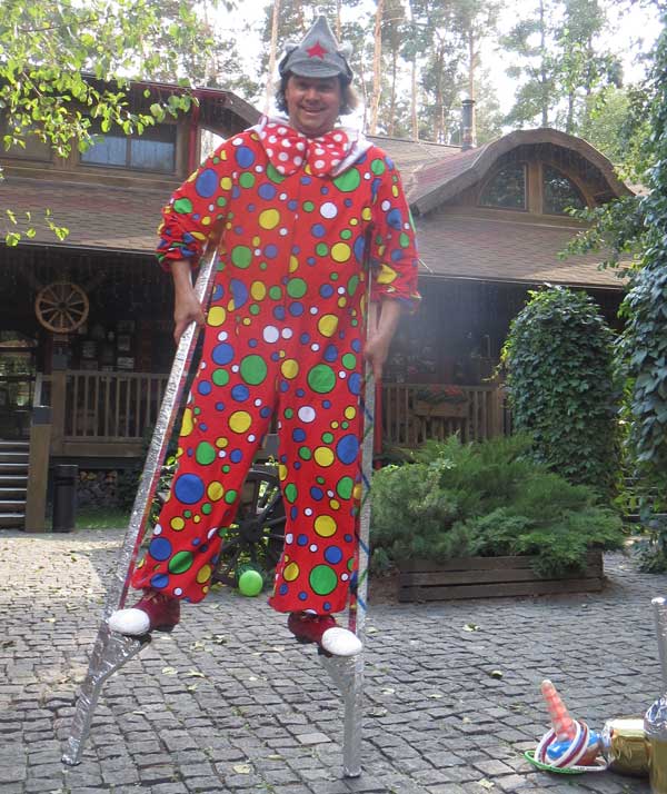 клоун на ходулях в ресторане