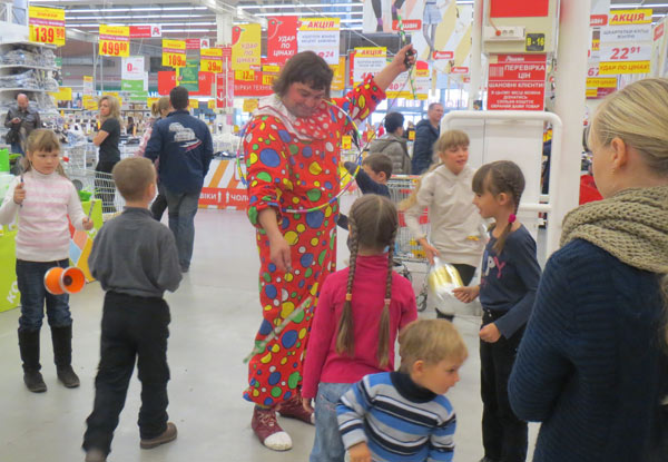 Дети пробуют играть во все предлагаемое