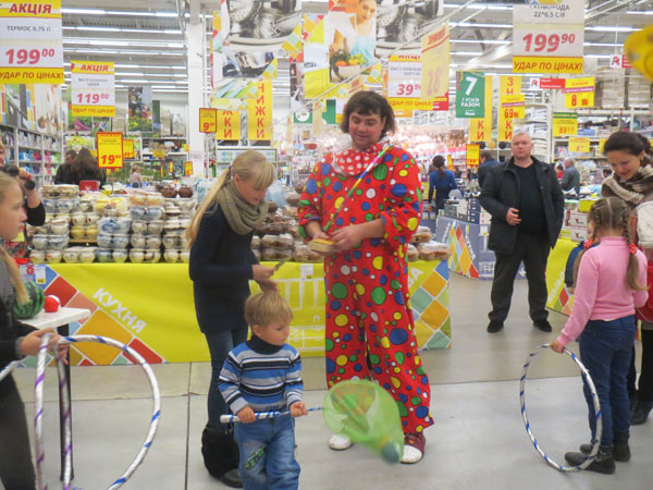 И маленькие ребятишки, активно принимают участие