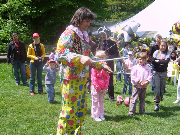 Жонглерское выступление клоуна